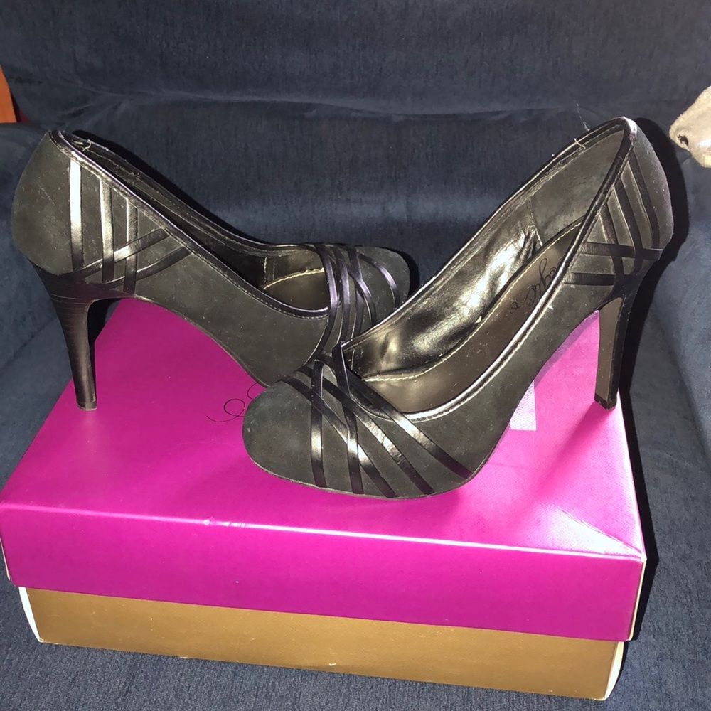 Fergie Black Platform Pumps in size 7 - Picture 1 of 8